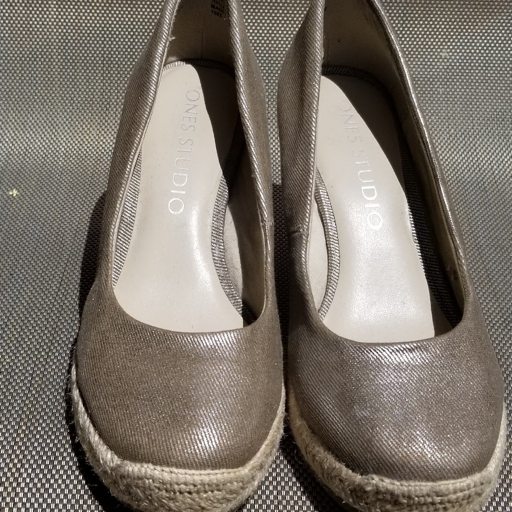 Jones Studio Espadrille taupe silver metallic Sz 6